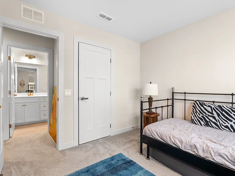 913 Leyburn Ln — Photo 19