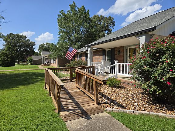 2nd image of 415 River Oaks Dr