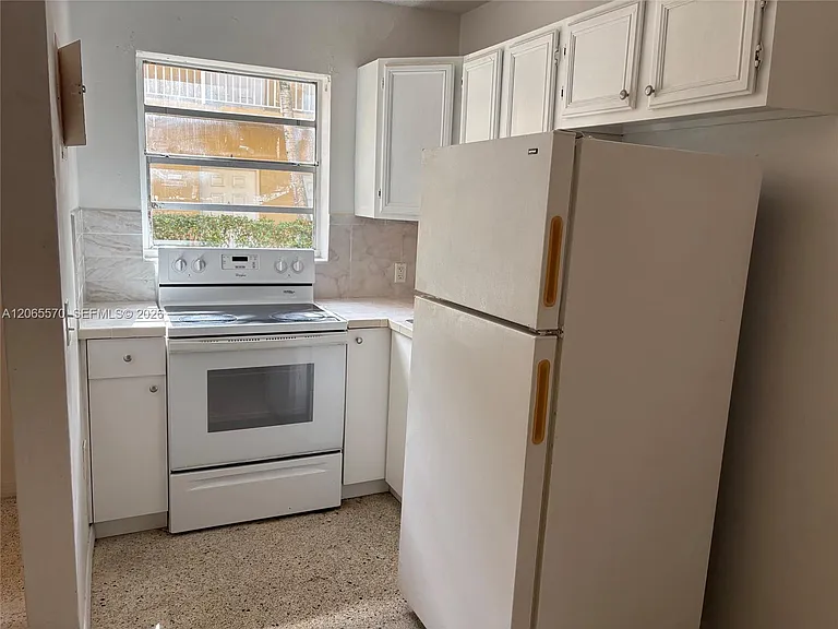 1838 SW 4th St #3 — Photo 5