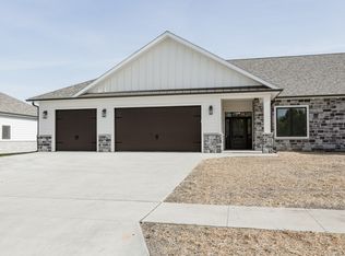 712 Big Rock Park Rd, Pella, IA 50219