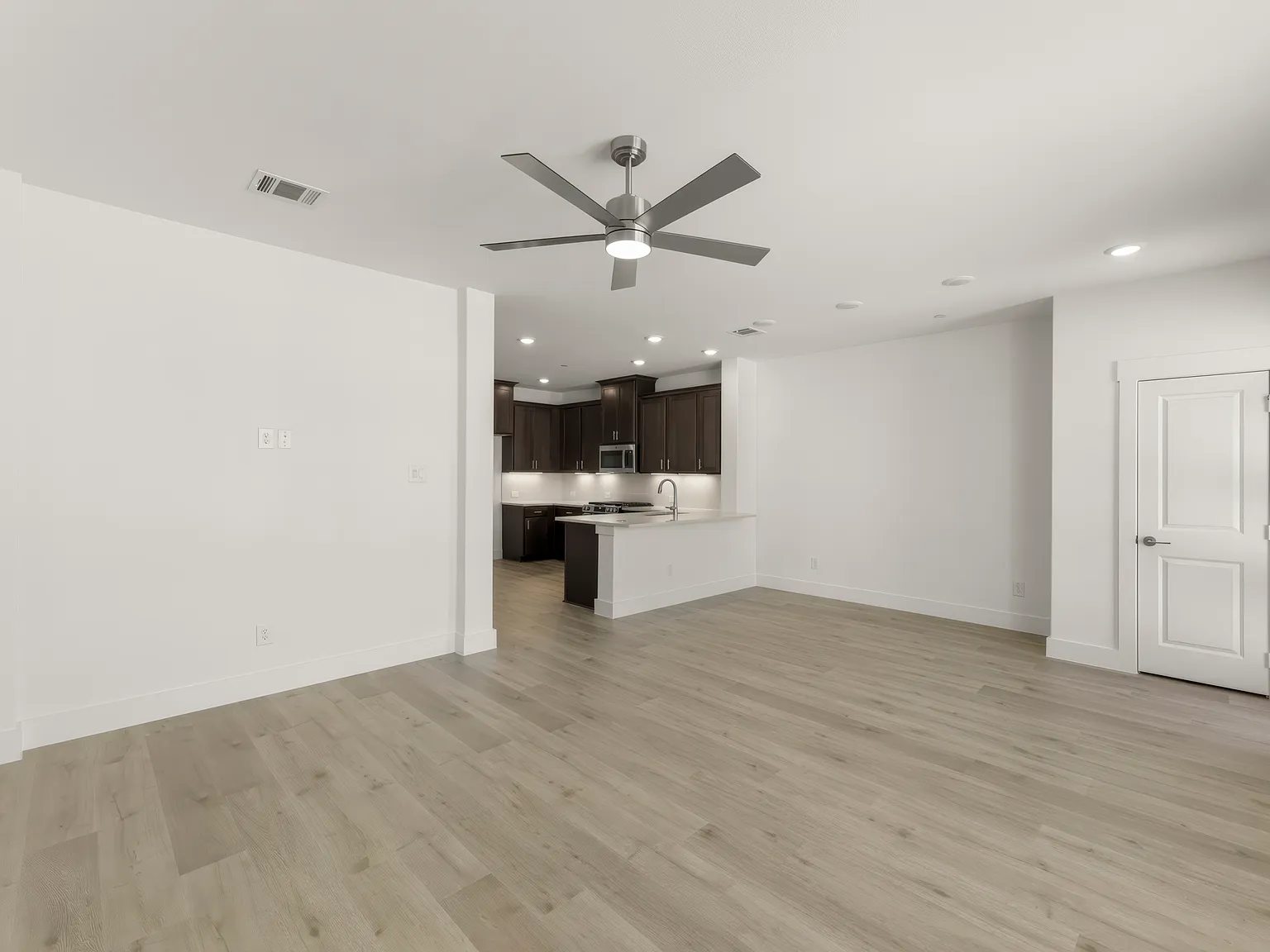 3 bed, 2.5 bath, 1689 sqft, $2,800 — Photo 4