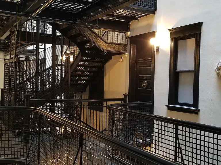 2800 N Pine Grove Ave #6L — Photo 5