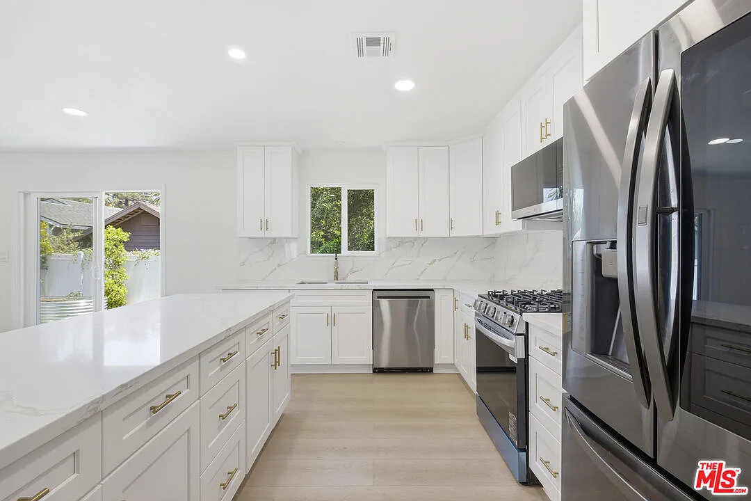 3 bed, 2.0 bath, 1200 sqft, $5,500 — Photo 1
