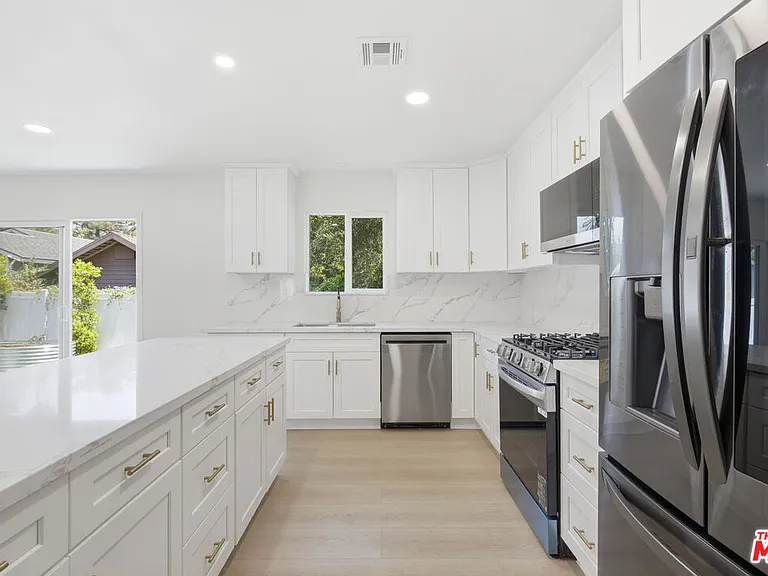 1832 N Summit Ave — Photo 6