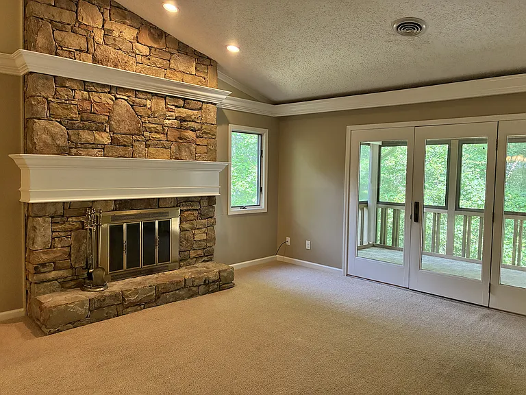 304 Live Oak Ln — Photo 2