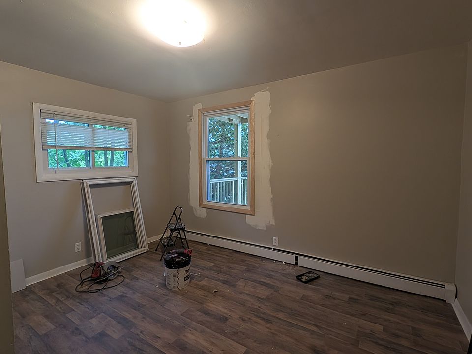 2nd image of 472 Burgess St #1