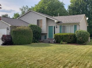 1296 Queens Dr, Oxford, MI 48371