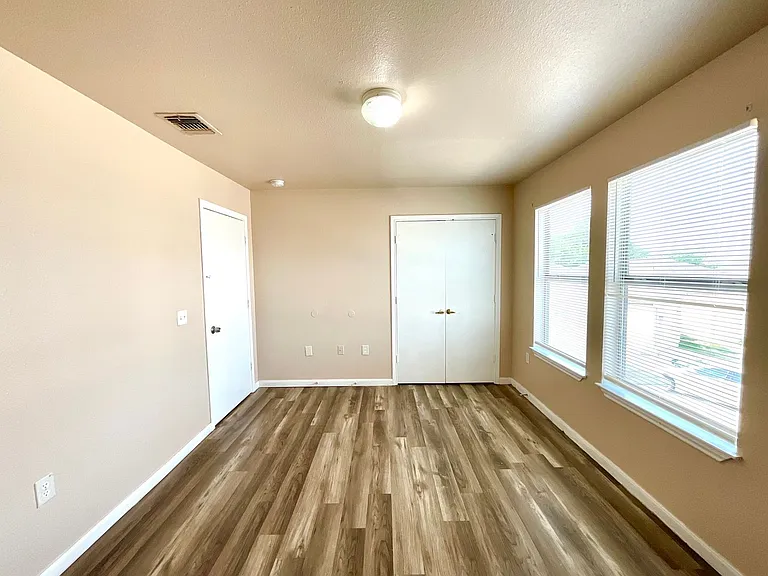 6911 Hallie Rdg — Photo 26