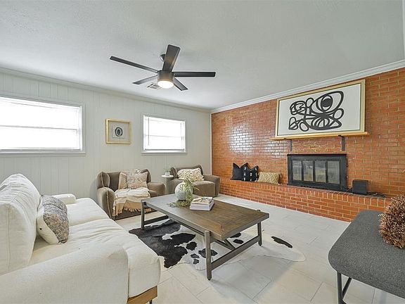 4th image of 1004 N Locust Ln