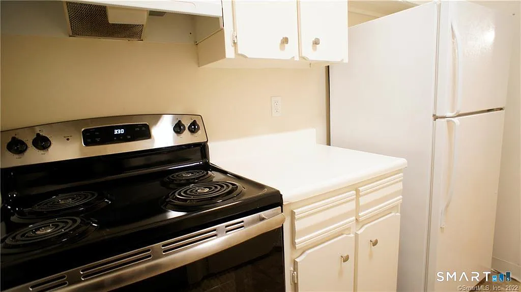2 bed, 1.0 bath, 900 sqft, $2,195 — Photo 2