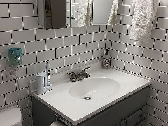 3rd image of 605 Winslow Ave