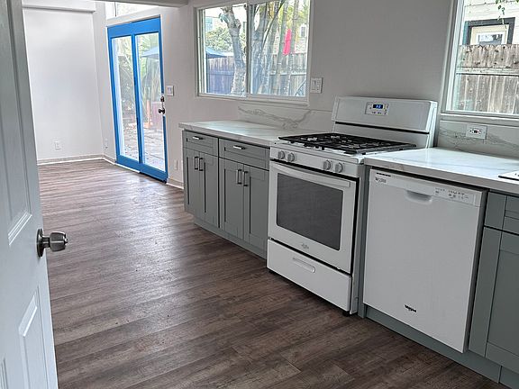 3rd image of 913 Hornblend St
