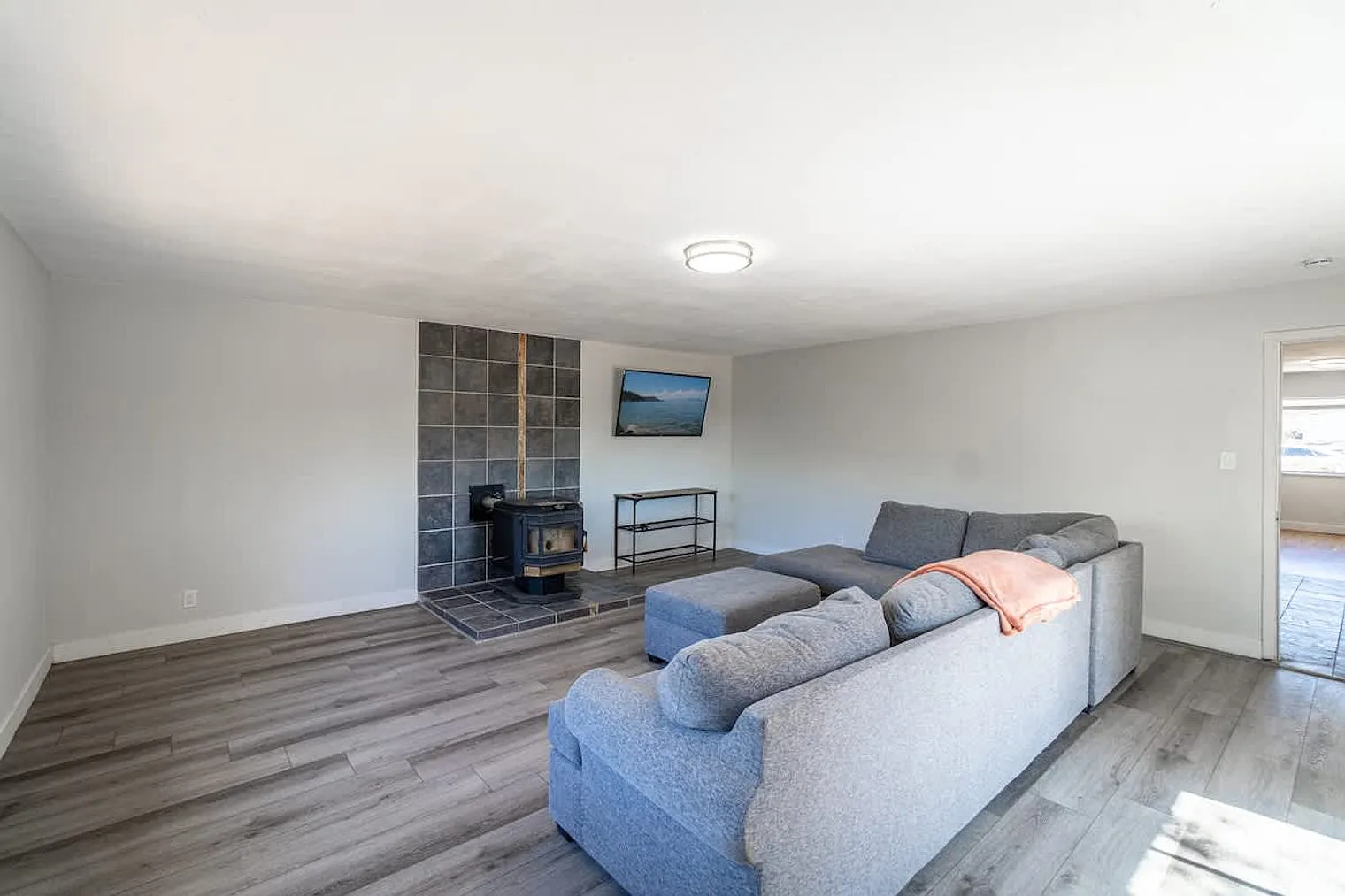 4 bed, 3.0 bath, 1797 sqft, $6,140 — Photo 3