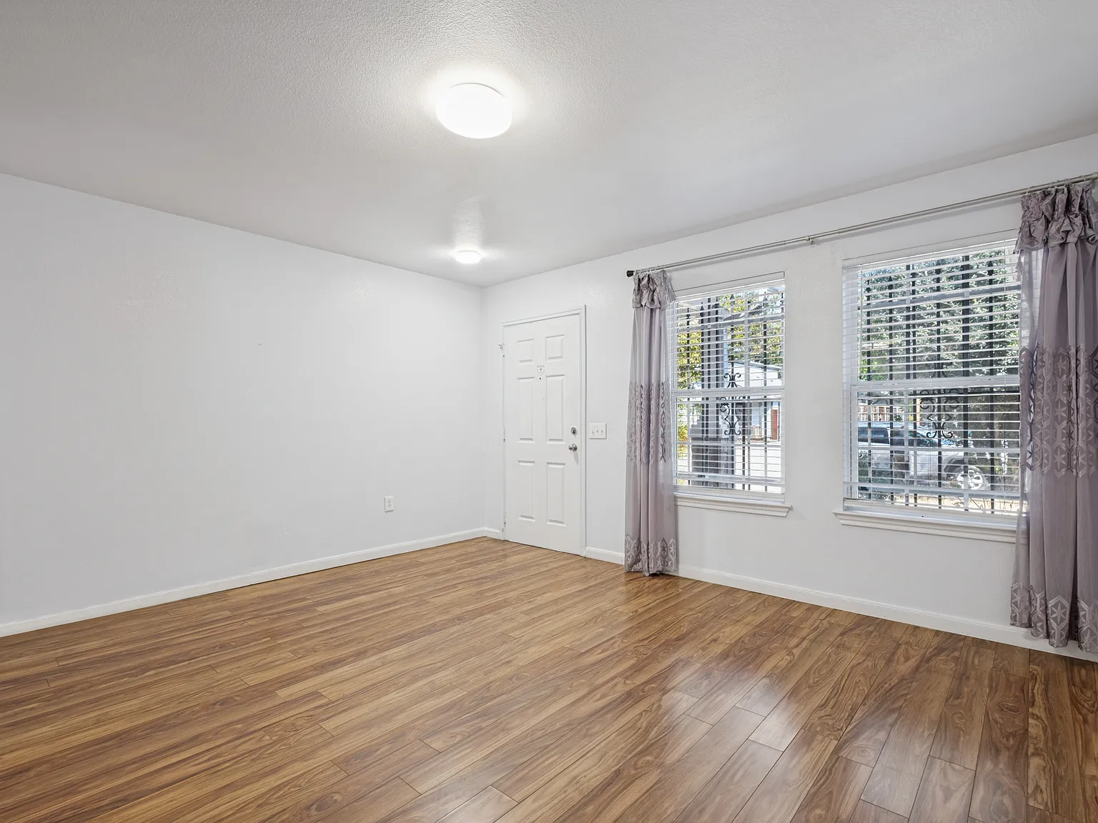 3 bed, 1348 sqft, $2,200 — Photo 2