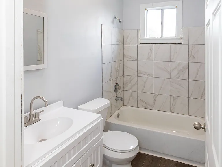 993 Oakview St #202 — Photo 4
