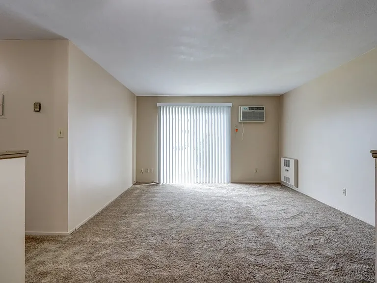 Ellacott Parkway Apartments — Photo 39