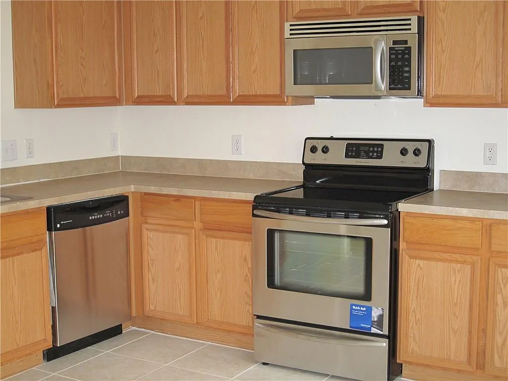 3 bed, 1446 sqft, $1,999 — Photo 4