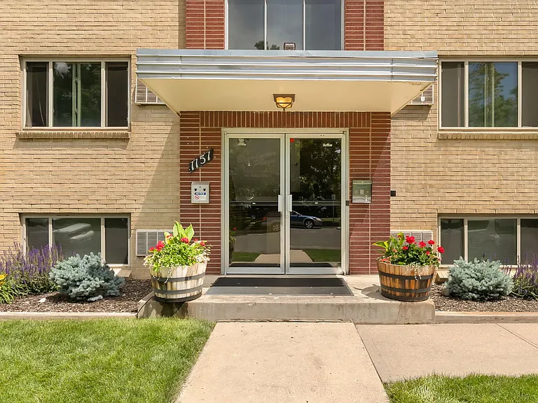 Broadmoor Plaza Apartments — Photo 11