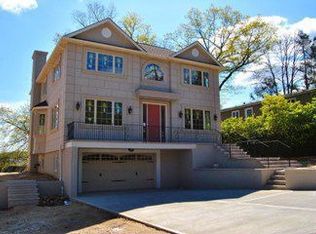 7 York Dr, Great Neck, NY 11021