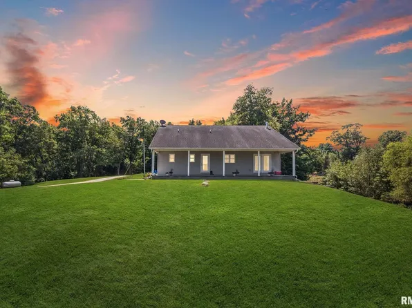 520 Deerfield Rd, Walnut Hill, IL 62893