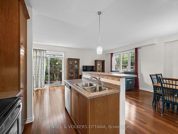 4th image of 268 Horseshoe Cres