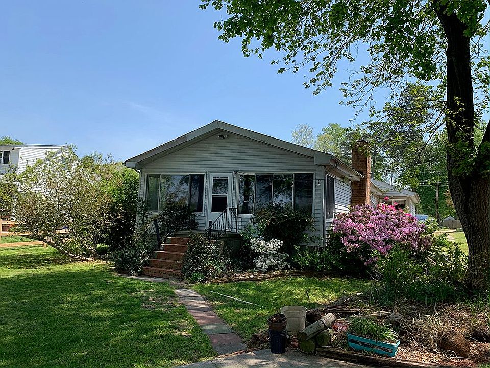 2nd image of 3096 N Riverside Dr