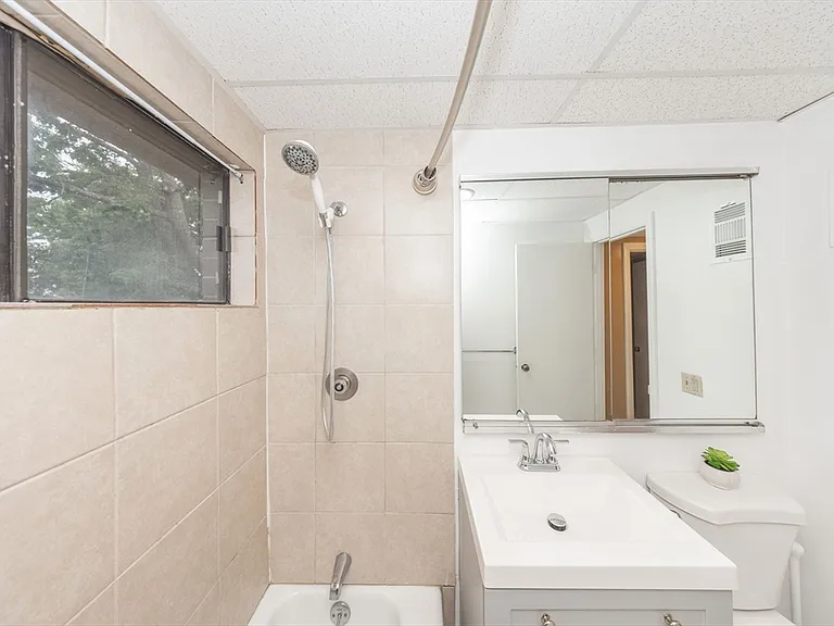30 Shrewsbury Green Dr #G — Photo 10
