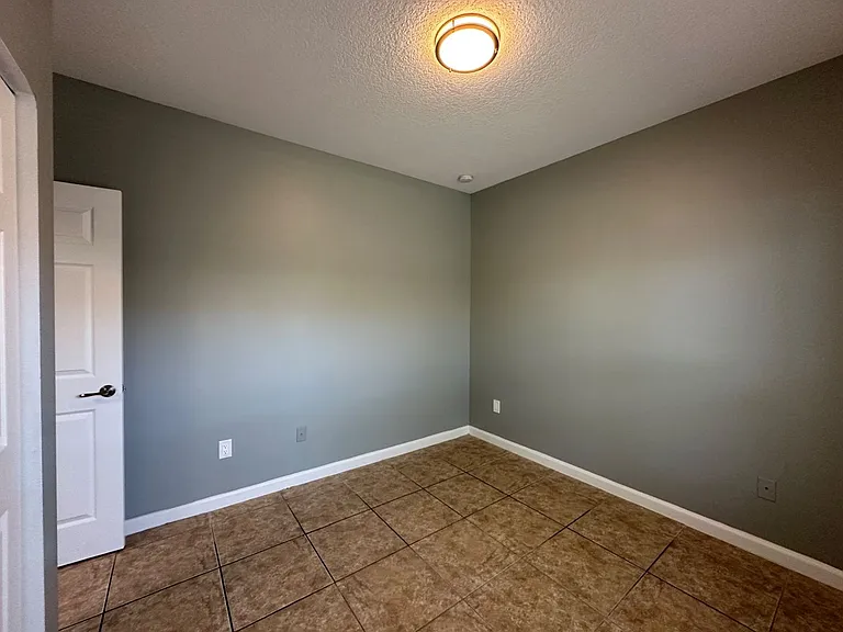 1035 NE 10th Ave — Photo 9