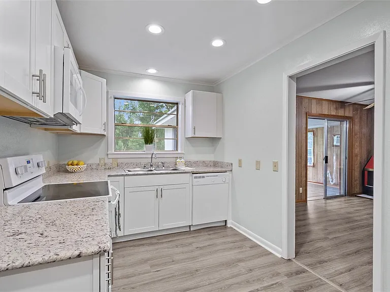 833 Camilla Dr — Photo 8