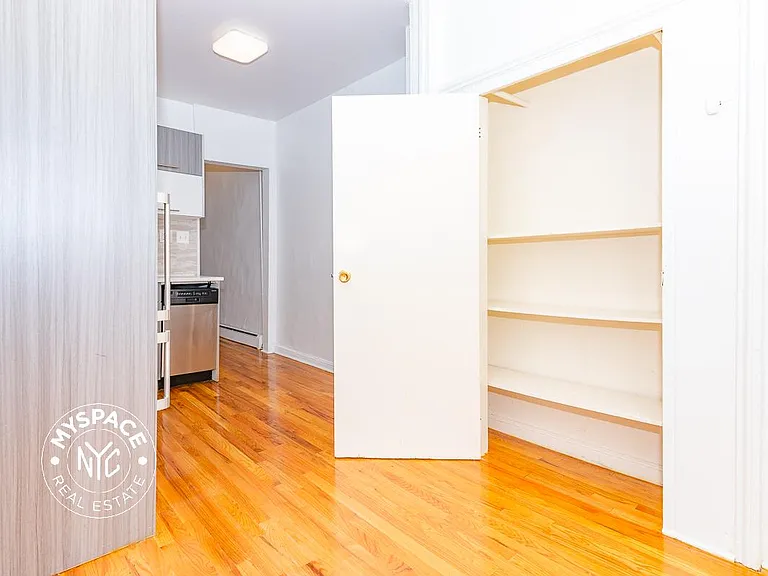 33 Montrose Ave #3L — Photo 3