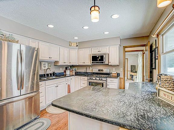 5th image of 20245 Erskine St NE