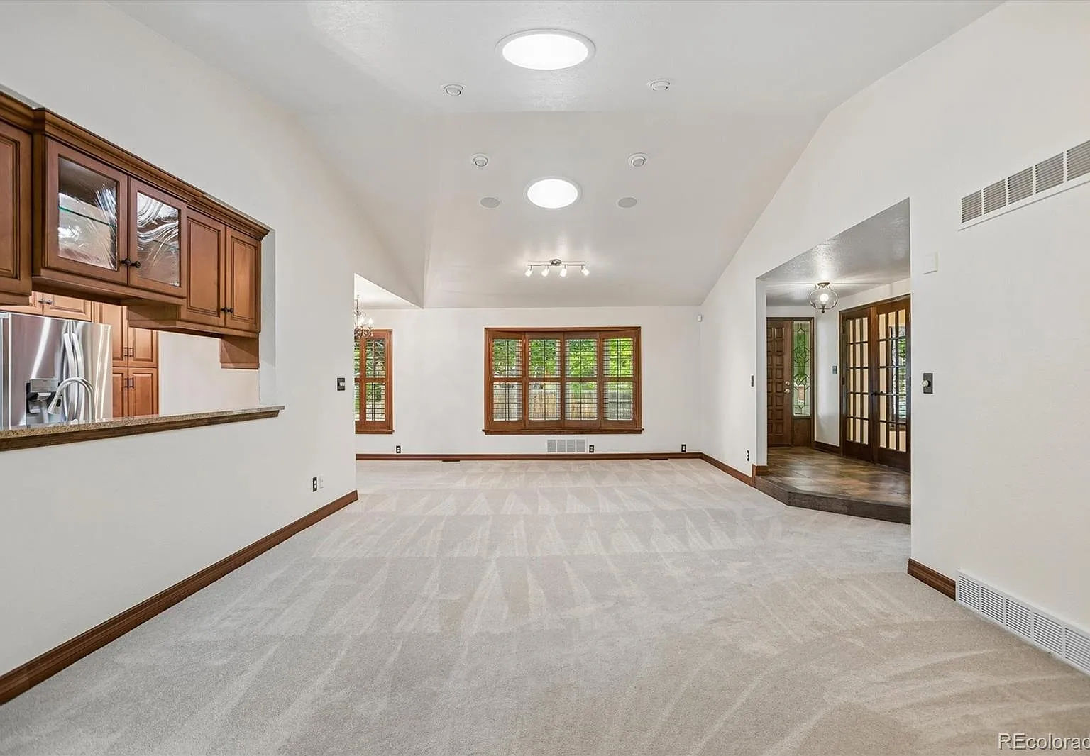 4 bed, 3.5 bath, 3288 sqft, $3,950 — Photo 3