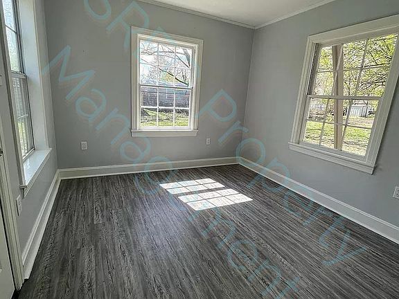 4th image of 1109 E Moore Ave