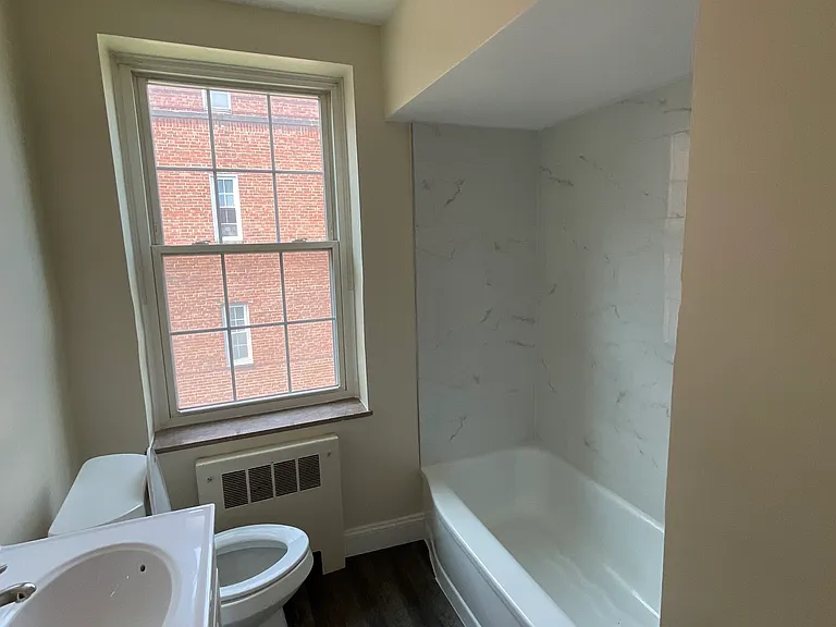 Country Club Apartments — Photo 20