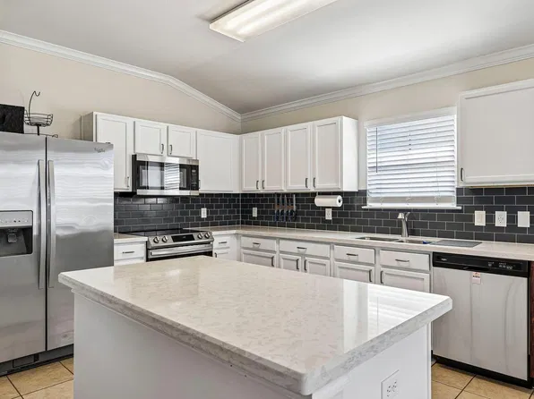 611 Decker Dr, Hutto, TX 78634