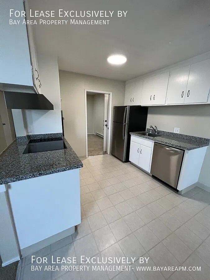 Spacious Top-Floor 1BR/1BA w/ Balcony in North Burlingame — Photo 2