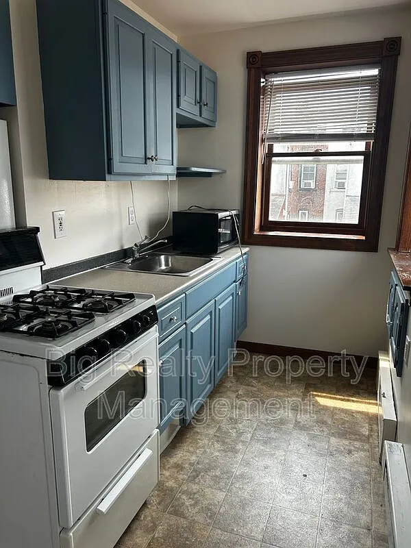 Studio, 350 sqft, $1,000 — Photo 3