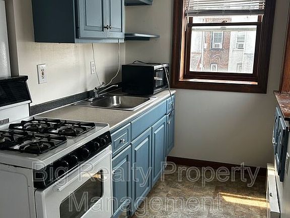 3rd image of 358 Hall St APT 2