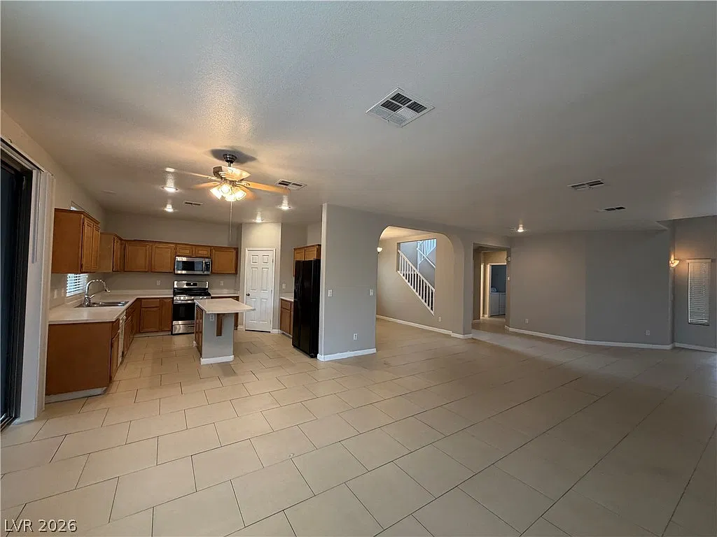 4 bed, 3.0 bath, 2859 sqft, $2,495 — Photo 4