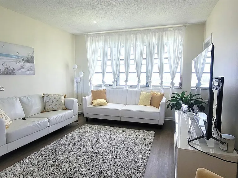 2200 Park Ln #302 — Photo 3