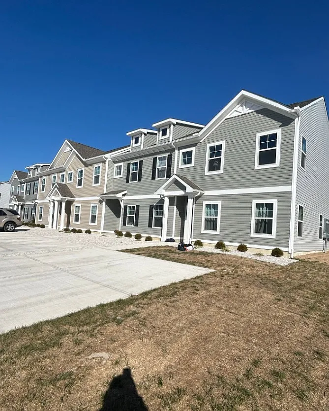 3 bed, 2.5 bath, 1642 sqft, $1,900 — Photo 1