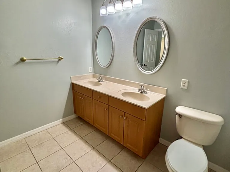 1405 Trafalgar Pkwy — Photo 71
