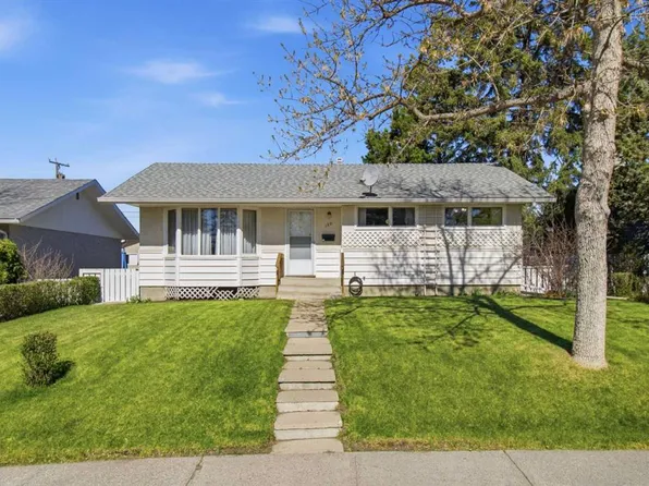 120 SE Glenpatrick Dr SW, Calgary, AB T3E 4L6