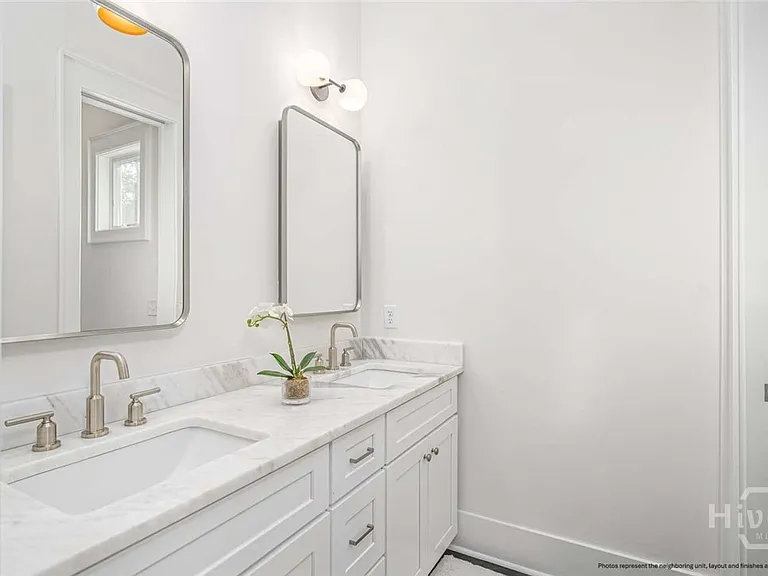 218 W 43rd St — Photo 13