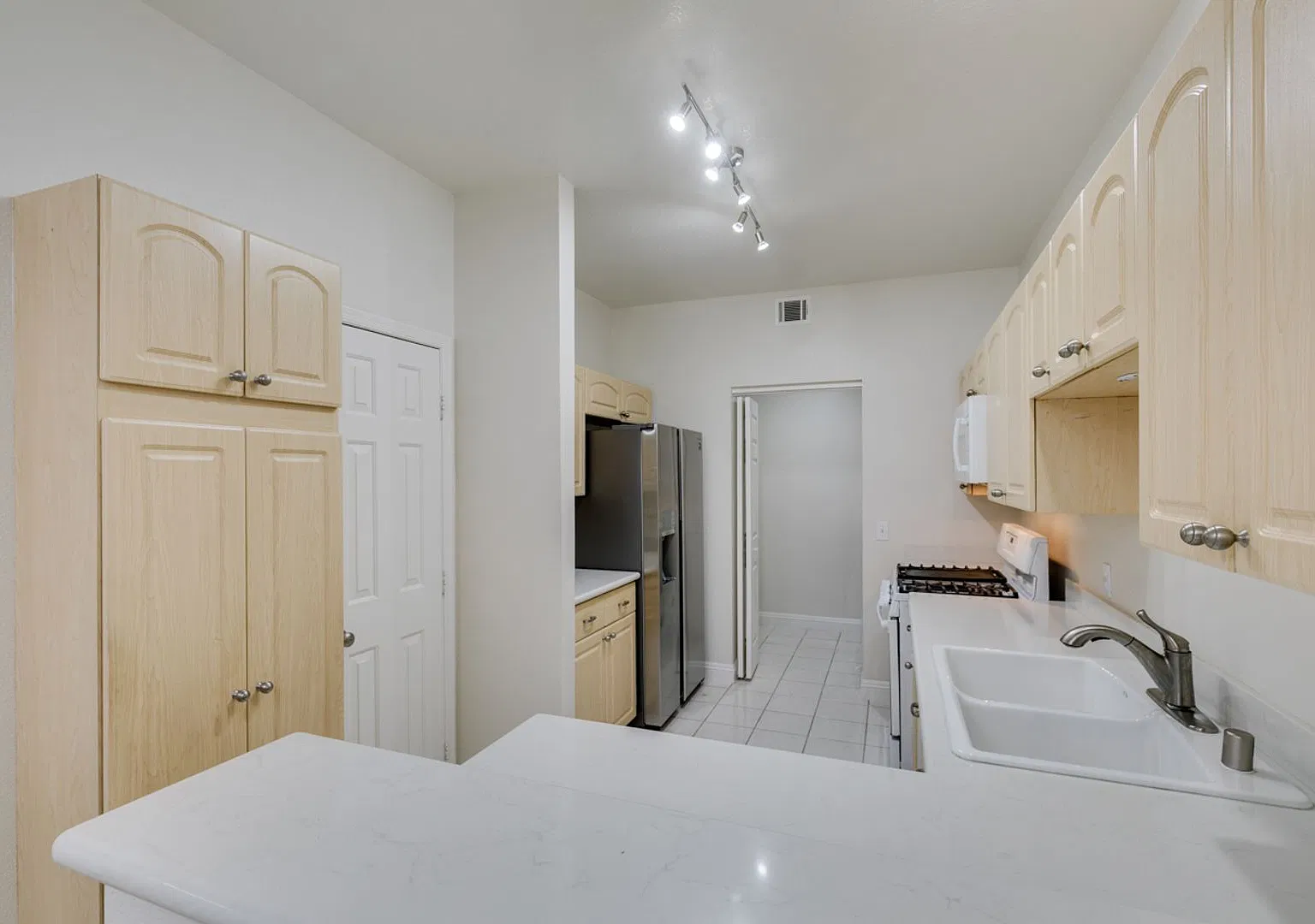 Charming 3-Bedroom Townhome in Stone Canyon, Henderson! — Photo 3