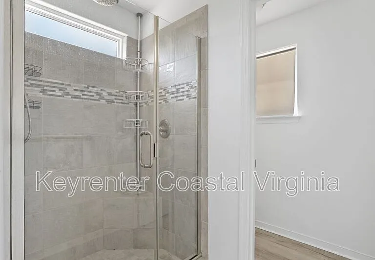 1415 Waltham Ln — Photo 12