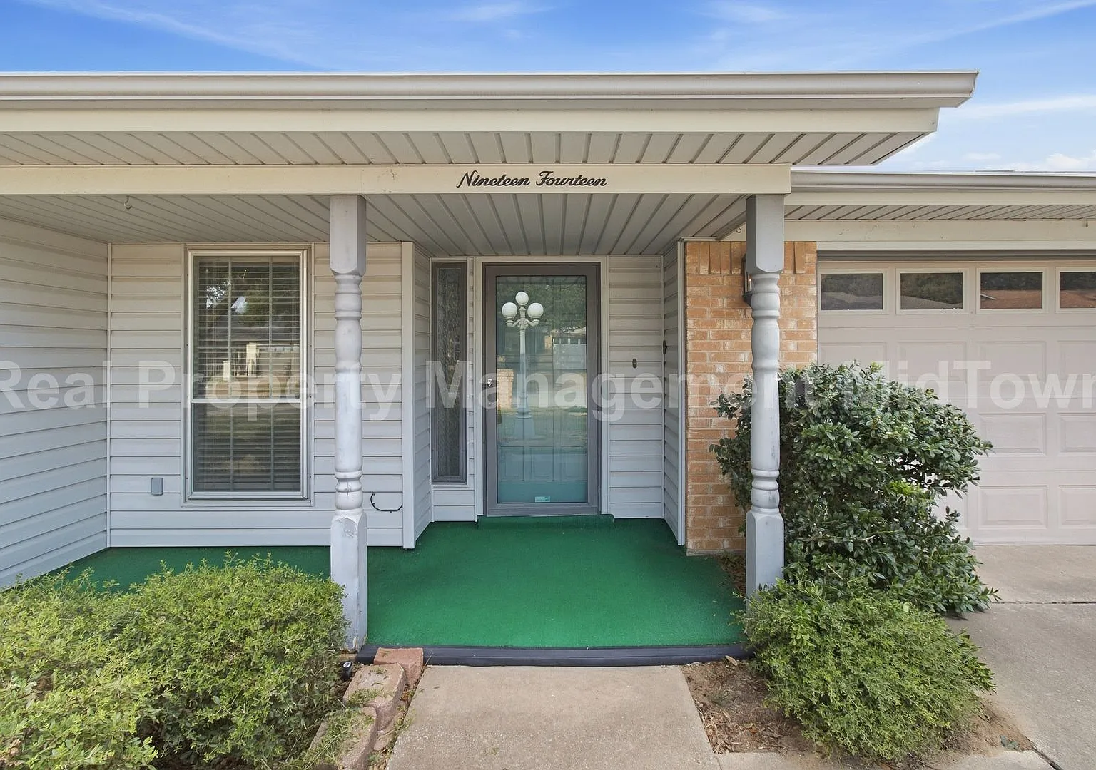 Spacious 4-Bedroom Home with Private Pool & Hot Tub — Photo 1