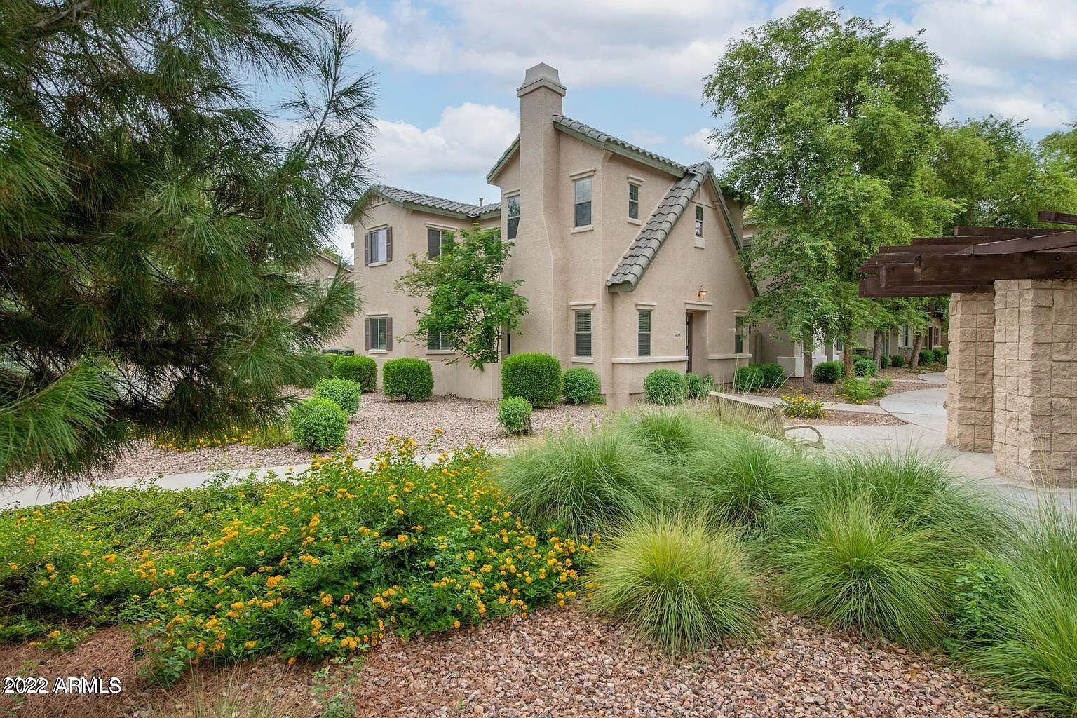 4 bed, 2.5 bath, 1913 sqft, $1,999 — Photo 2