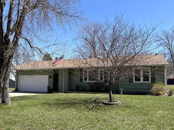 899 Winnie Ave, Windom, MN 56101