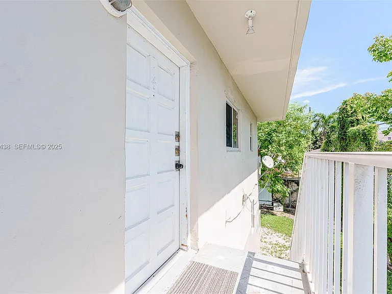 621 SW 15th Ave #4 — Photo 3